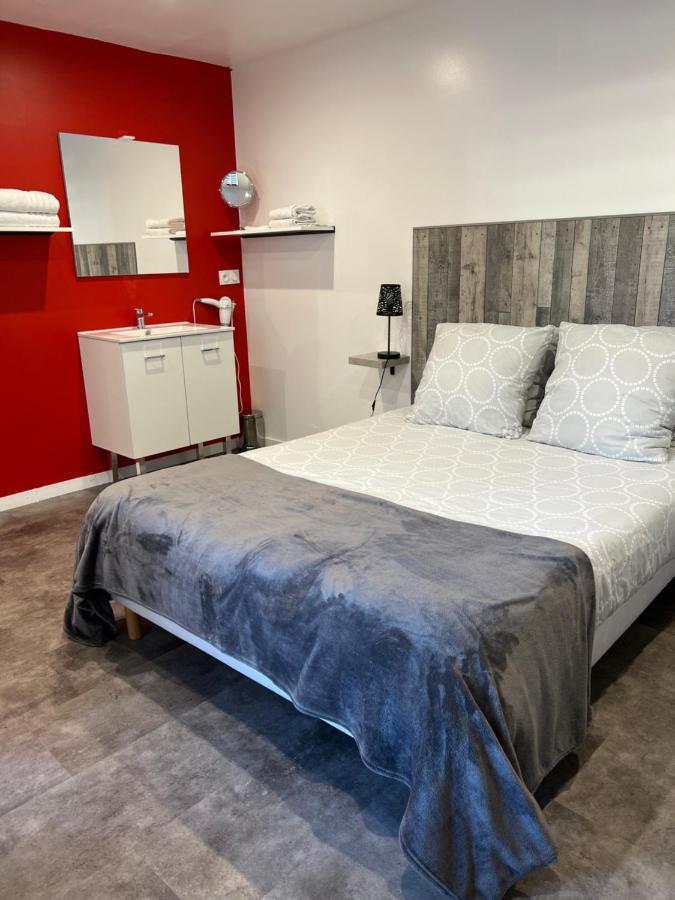 Bed and Breakfast Aux Charmes 1 Isques Exterior foto